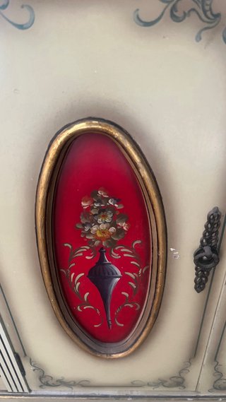 Mueble buffet antiguo beige y rojo