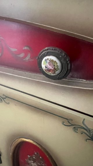 Mueble buffet antiguo beige y rojo