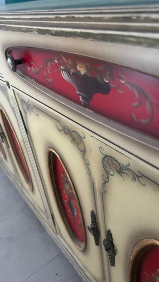 Mueble buffet antiguo beige y rojo