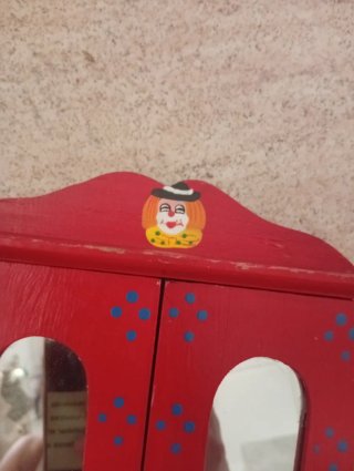 Armario joyero rojo con puertas y espejos
