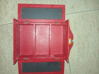 Armario joyero rojo con puertas y espejos