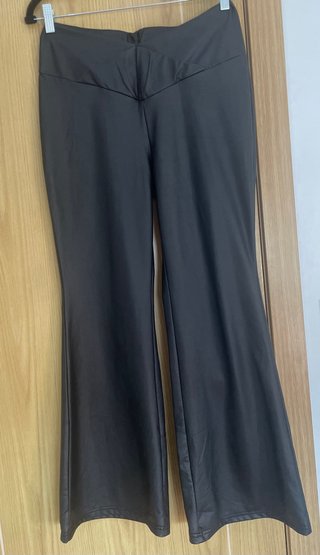 Pantalón efecto cuero negro Talla L