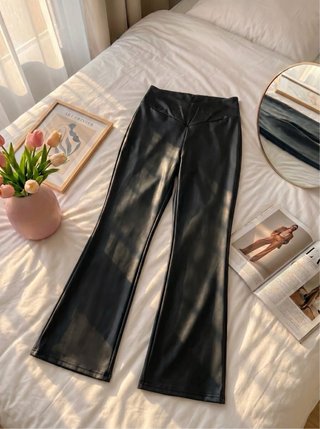 Pantalón efecto cuero negro Talla L