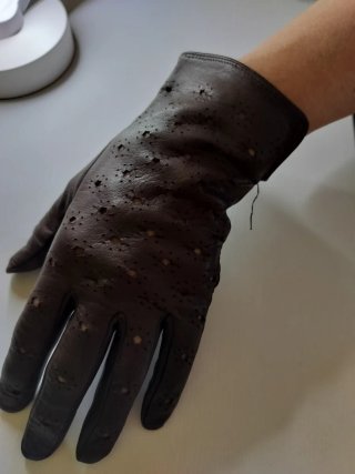 Guantes de cuero marrones perforados