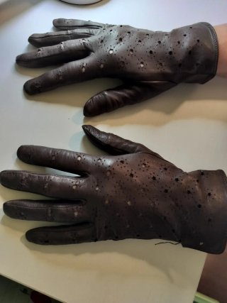 Guantes de cuero marrones perforados