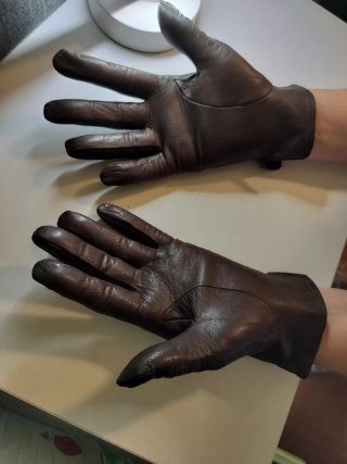 Guantes de cuero marrones perforados