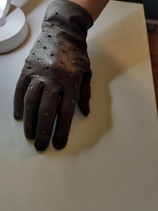 Guantes de cuero marrones perforados