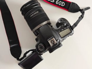 Canon EOS 60D + Objetivo EF-S 18-200mm