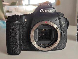 Canon EOS 60D + Objetivo EF-S 18-200mm