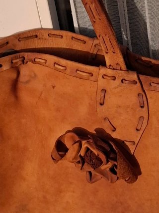 Borsa grande in cuoio marrone con fiori