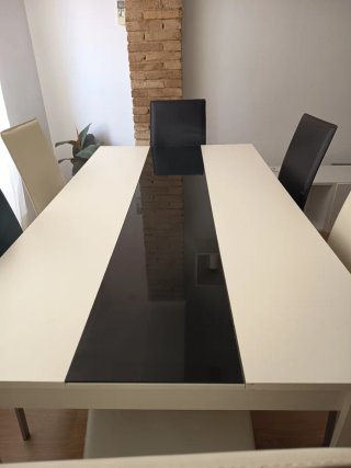 Mesa de comedor blanca y cristal negro