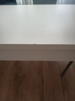 Mesa de comedor blanca y cristal negro