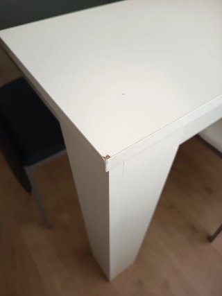 Mesa de comedor blanca y cristal negro