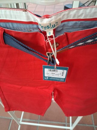 Bermuda de niño roja talla S que equivale a la 16.