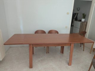 Mesa de comedor de madera