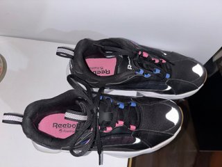 Zapatillas Reebok Negras con detalles