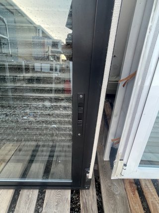 Ventana corredera negra con persiana