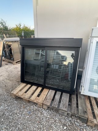 Ventana corredera negra con persiana