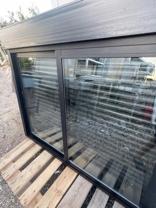 Ventana corredera negra con persiana