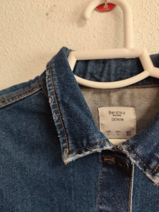 Cazadora vaquera de chica talla L de Bershka.