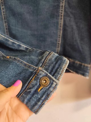 Cazadora vaquera de chica talla L de Bershka.
