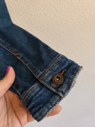 Cazadora vaquera de chica talla L de Bershka.