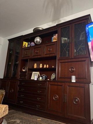 Mueble de madera con vitrina