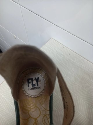 Sandalias Fly London Cuña Marrón y Blanco