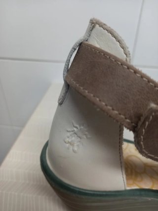 Sandalias Fly London Cuña Marrón y Blanco