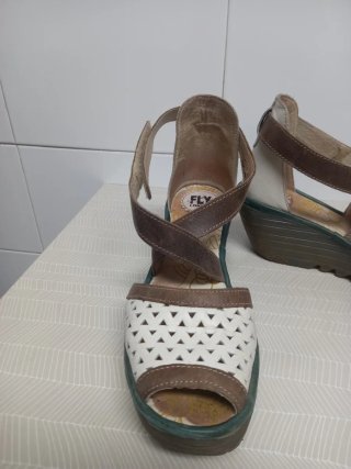 Sandalias Fly London Cuña Marrón y Blanco