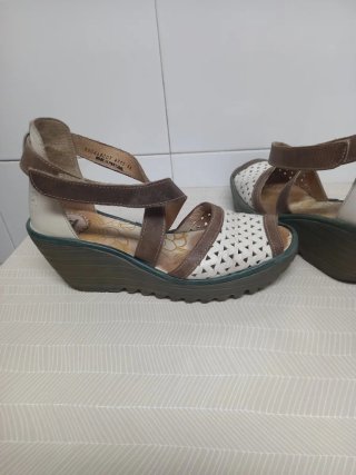 Sandalias Fly London Cuña Marrón y Blanco