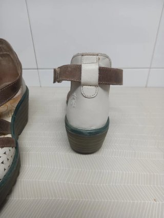 Sandalias Fly London Cuña Marrón y Blanco