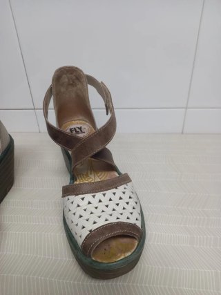 Sandalias Fly London Cuña Marrón y Blanco