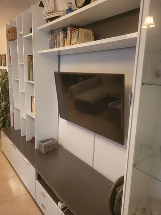 Librería salón madera y vitrina cristal