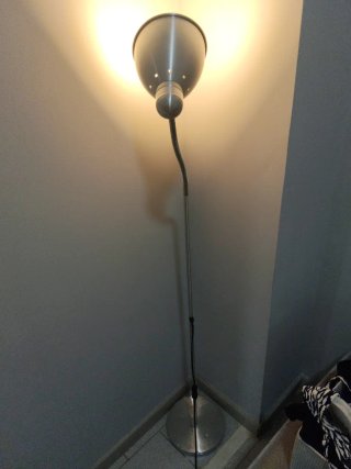 Lámpara de pie metálica gris