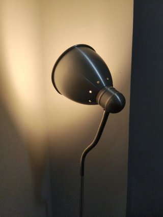 Lámpara de pie metálica gris