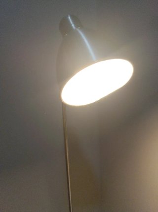 Lámpara de pie metálica gris