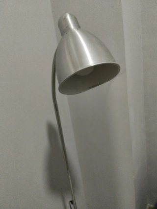 Lámpara de pie metálica gris