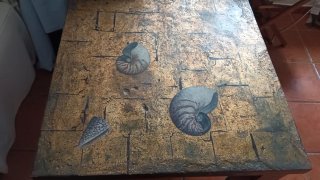 Mesa de madera decorada a mano
