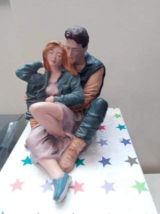 Figura pareja sentada
