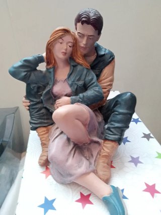 Figura pareja sentada