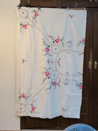 Mantel bordado a mano floral