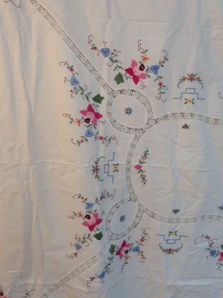 Mantel bordado a mano floral