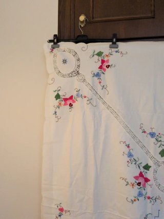 Mantel bordado a mano floral
