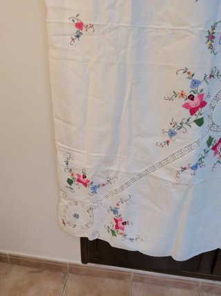 Mantel bordado a mano floral