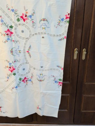 Mantel bordado a mano floral