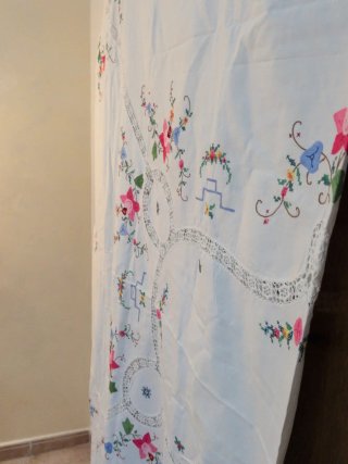 Mantel bordado a mano floral