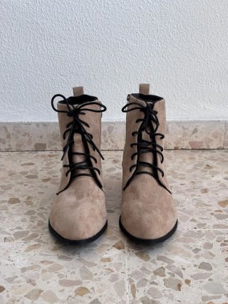 Botines beige con cordones talla 40
