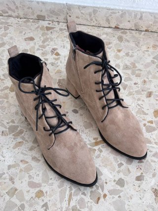 Botines beige con cordones talla 40