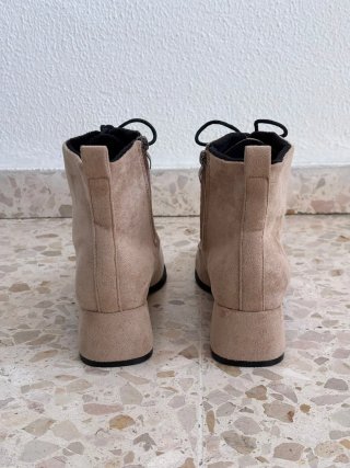 Botines beige con cordones talla 40